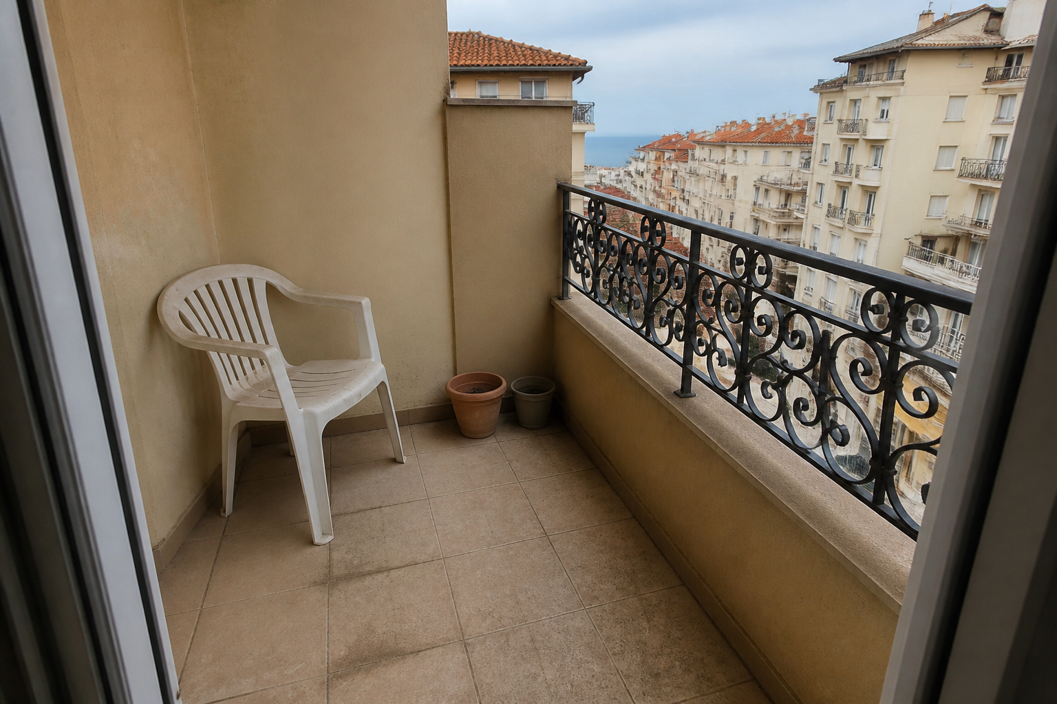 Petit balcon niçois avant décoration